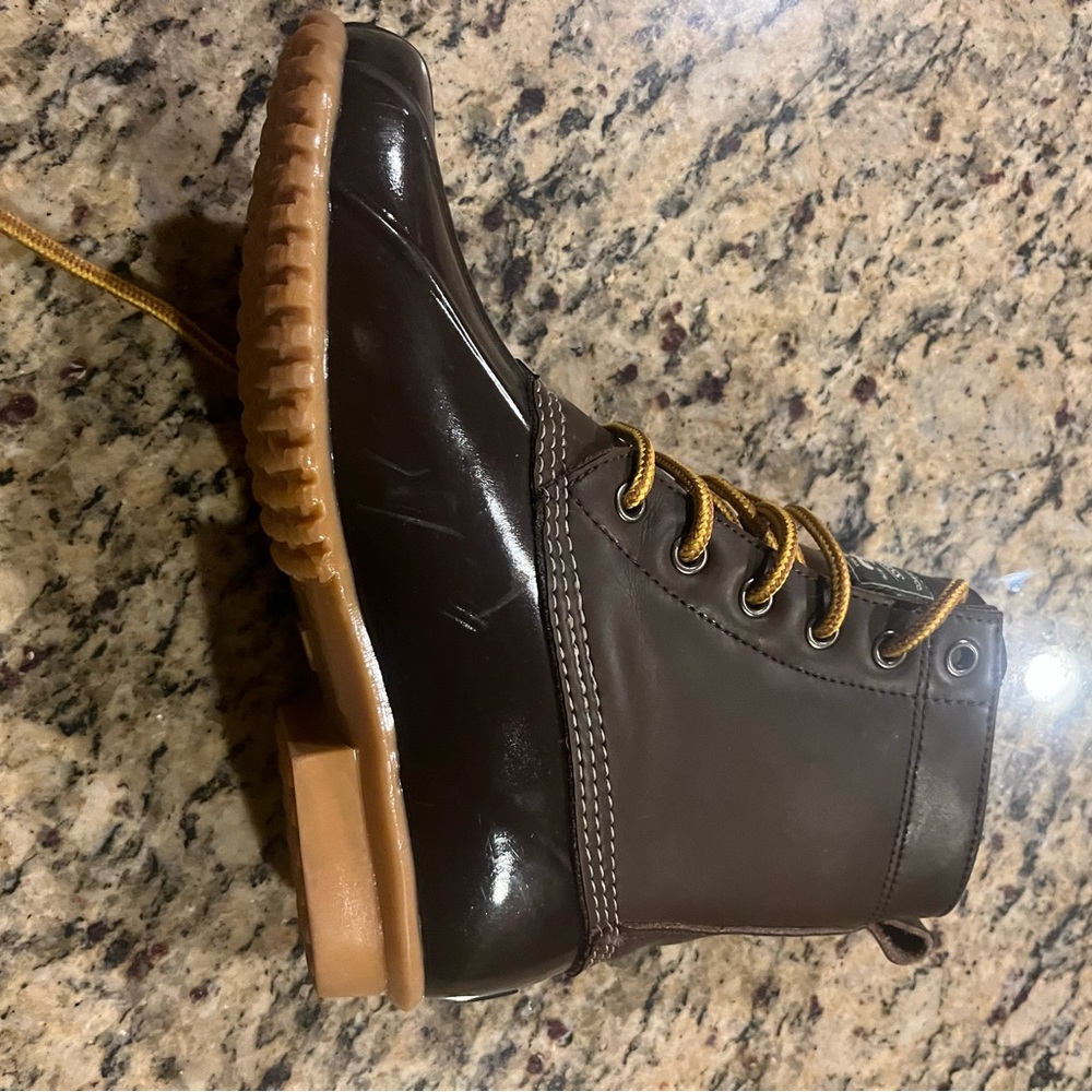 Excellent shape! Outdoor Bass laced up boots . barely warn. Woman Size 6